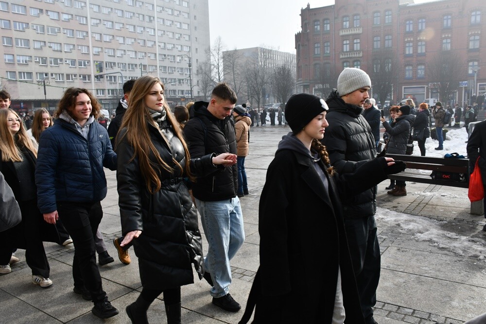 Maturzyści zatańczyli poloneza na rynku w Rudzie Śląskiej.