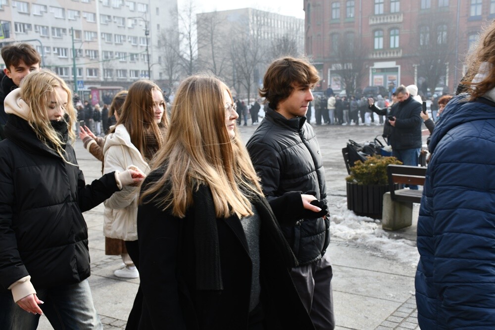 Maturzyści zatańczyli poloneza na rynku w Rudzie Śląskiej.