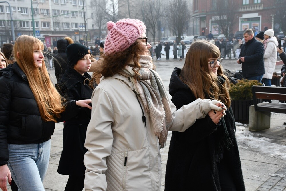 Maturzyści zatańczyli poloneza na rynku w Rudzie Śląskiej.