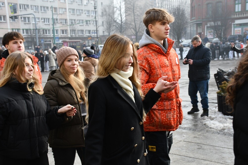 Maturzyści zatańczyli poloneza na rynku w Rudzie Śląskiej.