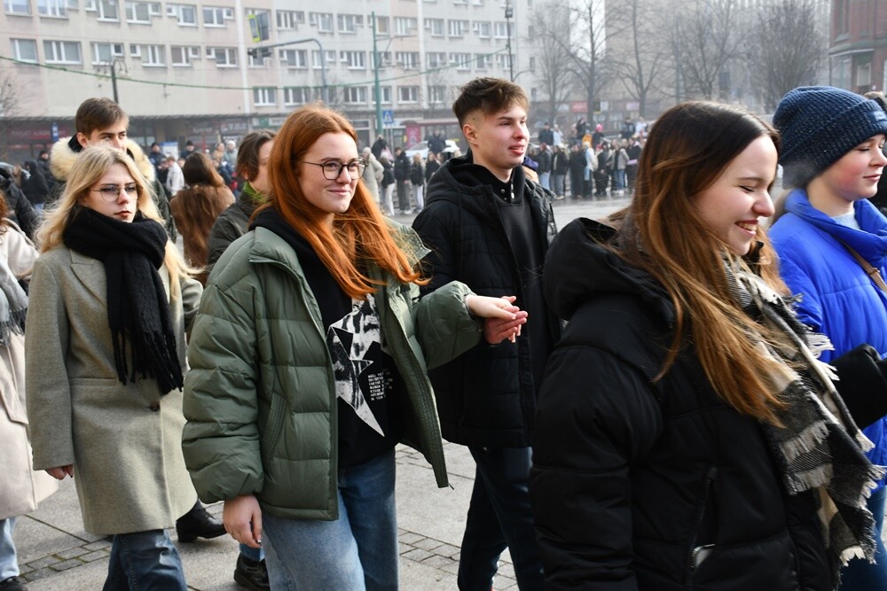 Maturzyści zatańczyli poloneza na rynku w Rudzie Śląskiej.