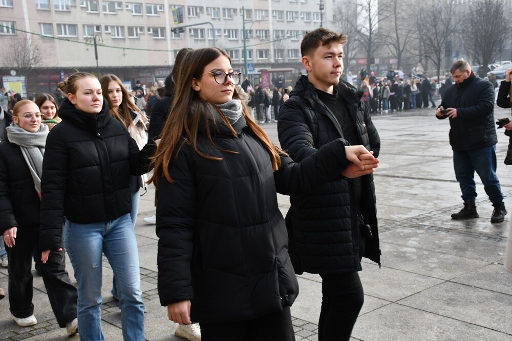Maturzyści zatańczyli poloneza na rynku w Rudzie Śląskiej.