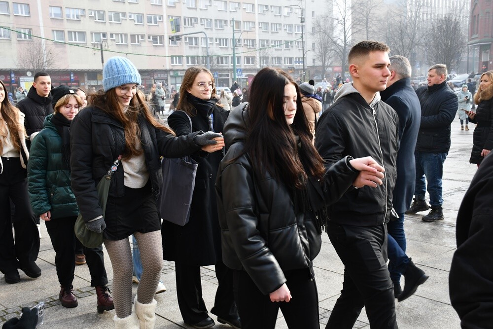 Maturzyści zatańczyli poloneza na rynku w Rudzie Śląskiej.