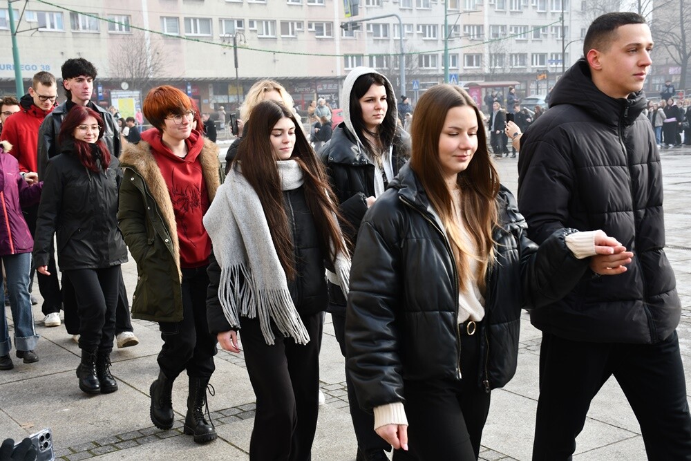Maturzyści zatańczyli poloneza na rynku w Rudzie Śląskiej.