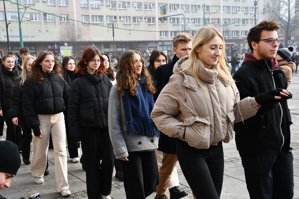 Maturzyści zatańczyli poloneza na rynku w Rudzie Śląskiej.