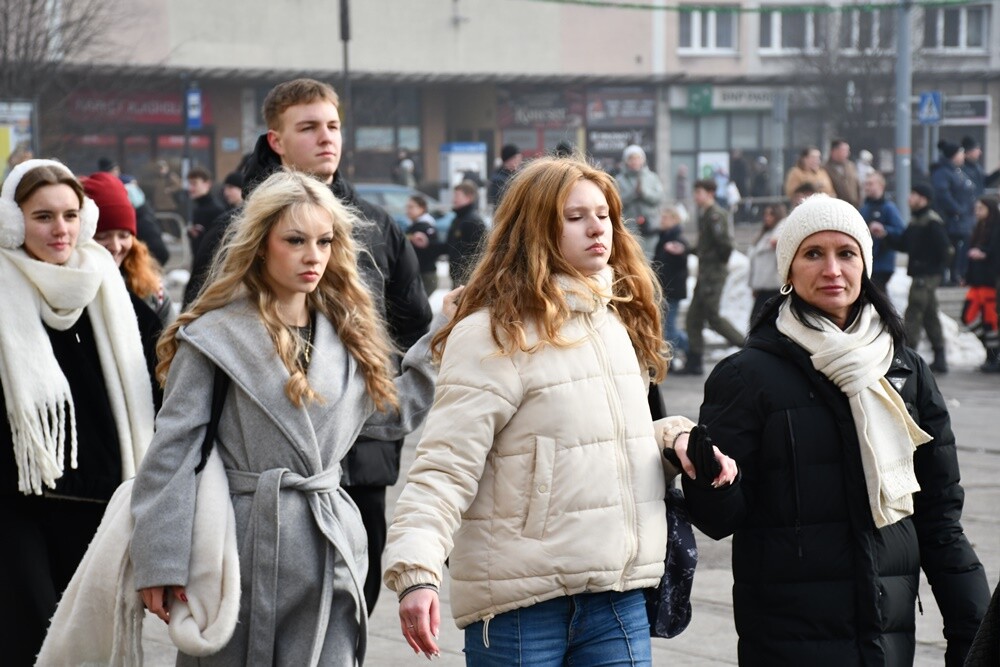 Maturzyści zatańczyli poloneza na rynku w Rudzie Śląskiej.