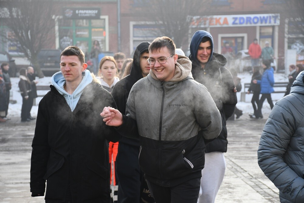 Maturzyści zatańczyli poloneza na rynku w Rudzie Śląskiej.