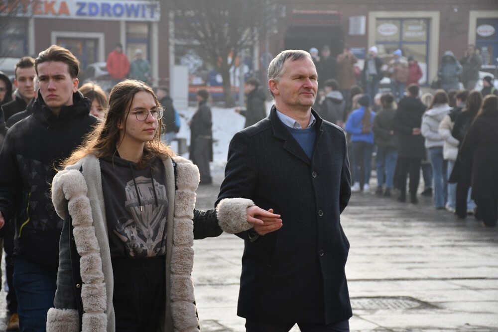 Maturzyści zatańczyli poloneza na rynku w Rudzie Śląskiej.
