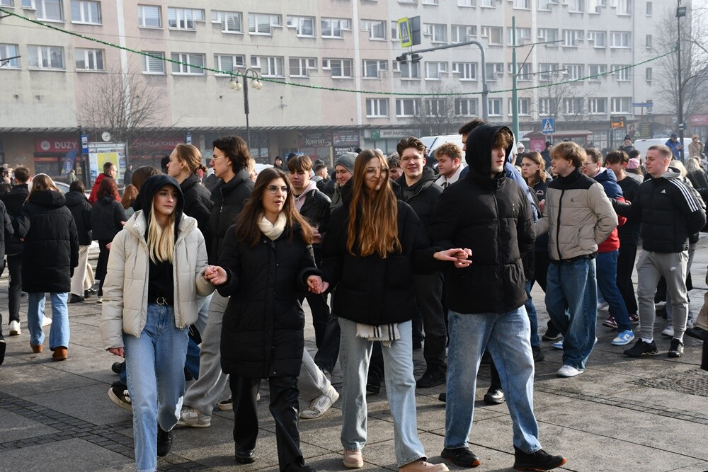Maturzyści zatańczyli poloneza na rynku w Rudzie Śląskiej.