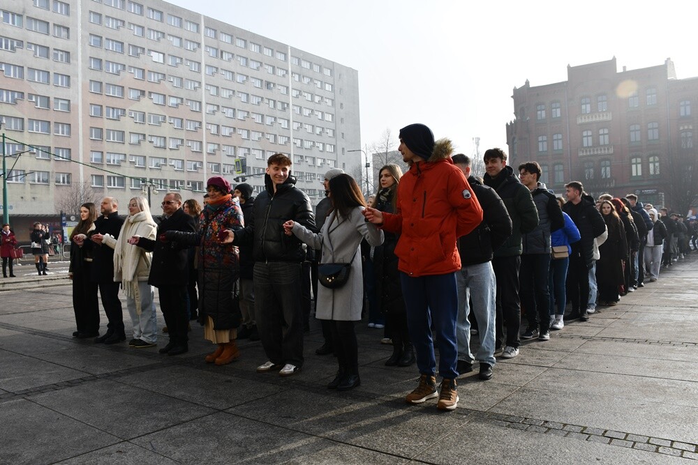 Maturzyści zatańczyli poloneza na rynku w Rudzie Śląskiej.