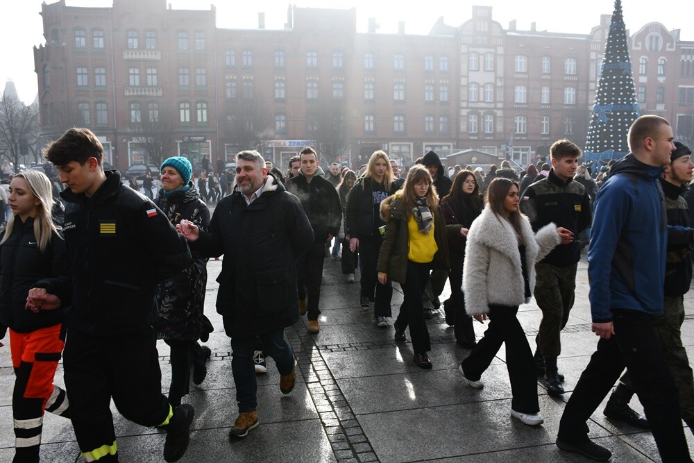 Maturzyści zatańczyli poloneza na rynku w Rudzie Śląskiej.