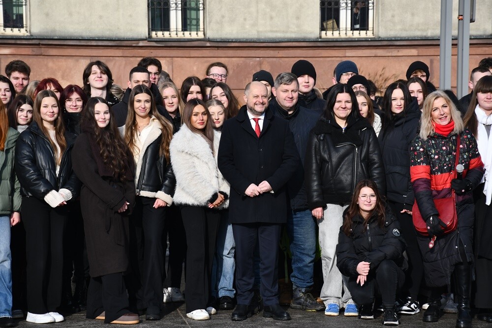 Maturzyści zatańczyli poloneza na rynku w Rudzie Śląskiej.