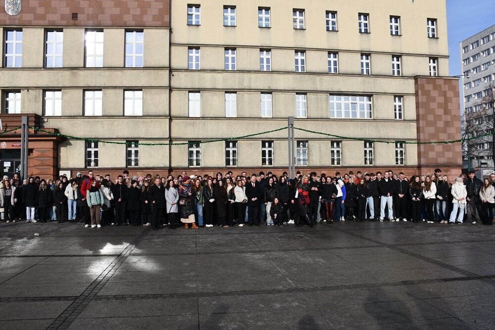 Maturzyści zatańczyli poloneza na rynku w Rudzie Śląskiej.