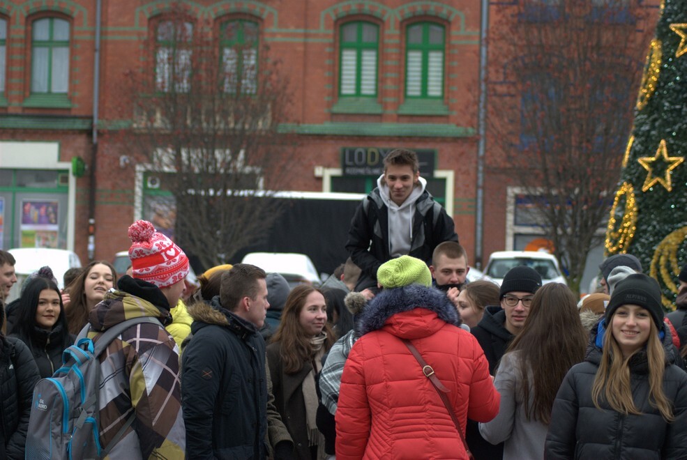Matura zbliża się nieubłaganie. We wtorek, 31 stycznia 2023 roku, tegoroczni maturzyści zatańczyli na rynku w Rudzie Śląskiej-Nowym Bytomiu poloneza. Wydarzenie zostało zorganizowane już po raz siódmy. Jego inicjatorką jest nauczycielka z II Liceum Ogólnokształcącego z Oddziałami Dwujęzycznymi im. G. Morcinka Mariola Mańka – Sgodzaj.
