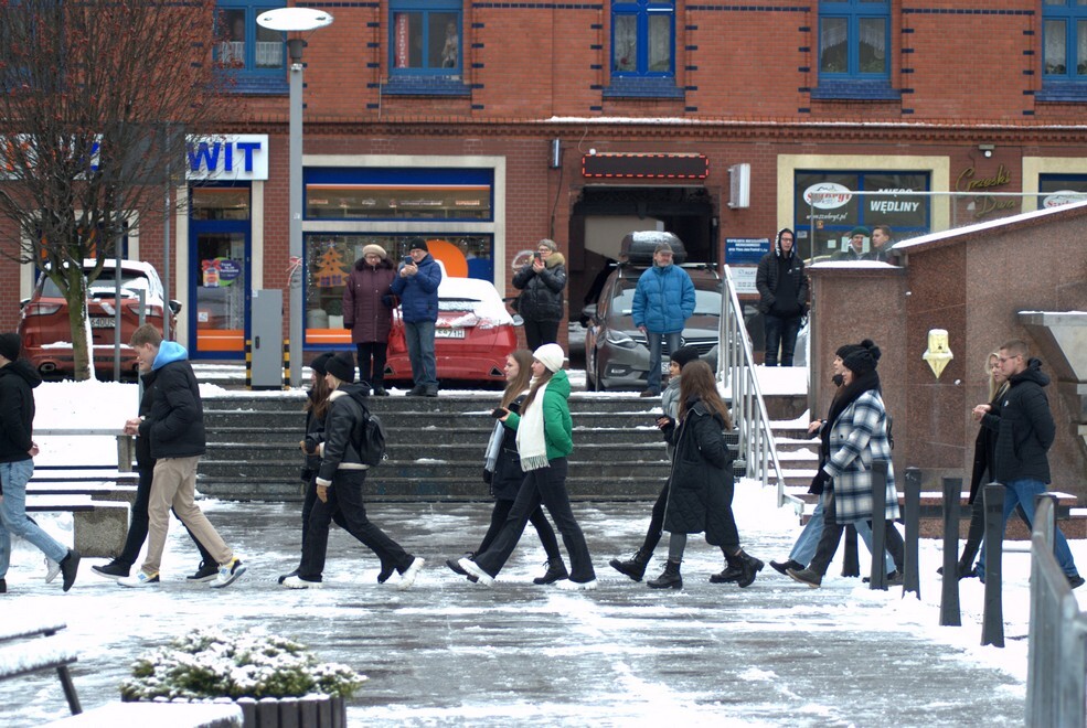 Matura zbliża się nieubłaganie. We wtorek, 31 stycznia 2023 roku, tegoroczni maturzyści zatańczyli na rynku w Rudzie Śląskiej-Nowym Bytomiu poloneza. Wydarzenie zostało zorganizowane już po raz siódmy. Jego inicjatorką jest nauczycielka z II Liceum Ogólnokształcącego z Oddziałami Dwujęzycznymi im. G. Morcinka Mariola Mańka – Sgodzaj.