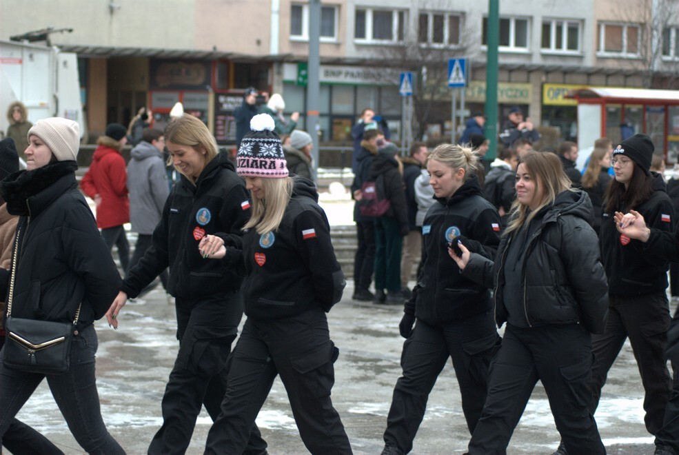 Matura zbliża się nieubłaganie. We wtorek, 31 stycznia 2023 roku, tegoroczni maturzyści zatańczyli na rynku w Rudzie Śląskiej-Nowym Bytomiu poloneza. Wydarzenie zostało zorganizowane już po raz siódmy. Jego inicjatorką jest nauczycielka z II Liceum Ogólnokształcącego z Oddziałami Dwujęzycznymi im. G. Morcinka Mariola Mańka – Sgodzaj.