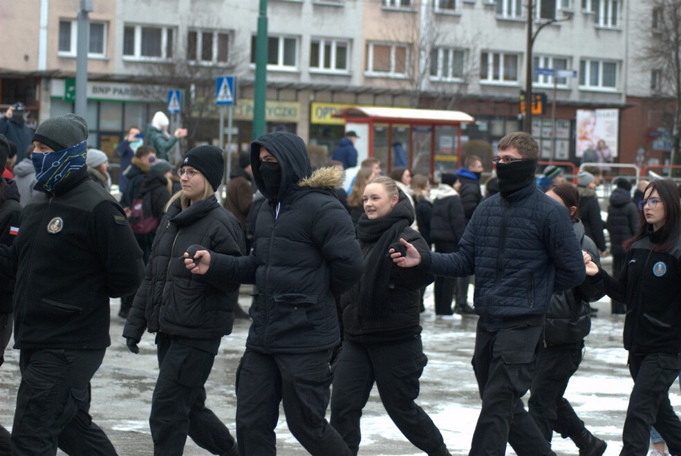 Matura zbliża się nieubłaganie. We wtorek, 31 stycznia 2023 roku, tegoroczni maturzyści zatańczyli na rynku w Rudzie Śląskiej-Nowym Bytomiu poloneza. Wydarzenie zostało zorganizowane już po raz siódmy. Jego inicjatorką jest nauczycielka z II Liceum Ogólnokształcącego z Oddziałami Dwujęzycznymi im. G. Morcinka Mariola Mańka – Sgodzaj.