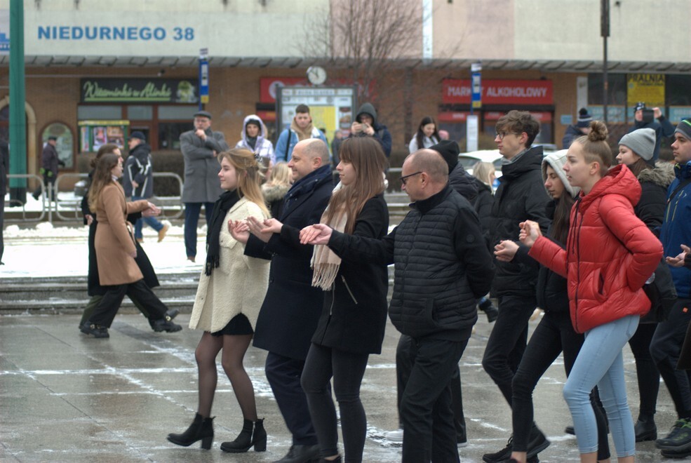 Matura zbliża się nieubłaganie. We wtorek, 31 stycznia 2023 roku, tegoroczni maturzyści zatańczyli na rynku w Rudzie Śląskiej-Nowym Bytomiu poloneza. Wydarzenie zostało zorganizowane już po raz siódmy. Jego inicjatorką jest nauczycielka z II Liceum Ogólnokształcącego z Oddziałami Dwujęzycznymi im. G. Morcinka Mariola Mańka – Sgodzaj.