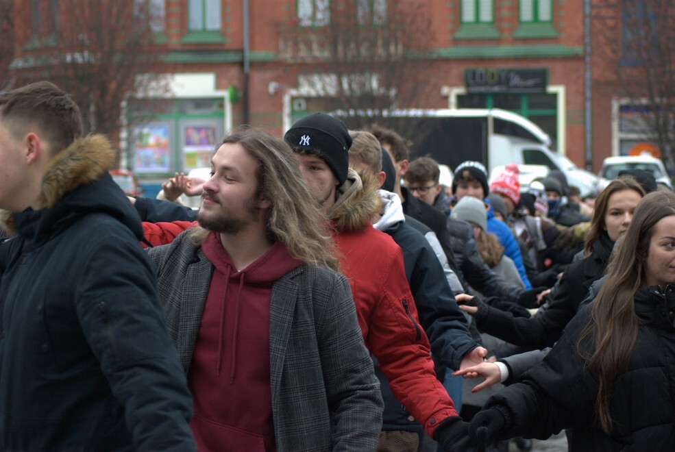 Matura zbliża się nieubłaganie. We wtorek, 31 stycznia 2023 roku, tegoroczni maturzyści zatańczyli na rynku w Rudzie Śląskiej-Nowym Bytomiu poloneza. Wydarzenie zostało zorganizowane już po raz siódmy. Jego inicjatorką jest nauczycielka z II Liceum Ogólnokształcącego z Oddziałami Dwujęzycznymi im. G. Morcinka Mariola Mańka – Sgodzaj.