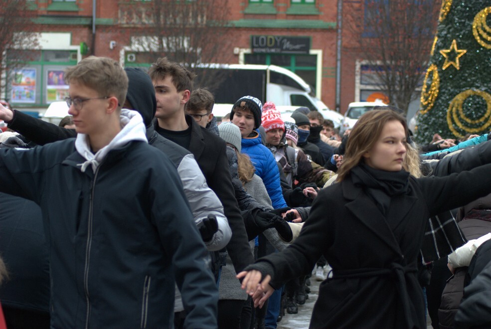 Matura zbliża się nieubłaganie. We wtorek, 31 stycznia 2023 roku, tegoroczni maturzyści zatańczyli na rynku w Rudzie Śląskiej-Nowym Bytomiu poloneza. Wydarzenie zostało zorganizowane już po raz siódmy. Jego inicjatorką jest nauczycielka z II Liceum Ogólnokształcącego z Oddziałami Dwujęzycznymi im. G. Morcinka Mariola Mańka – Sgodzaj.