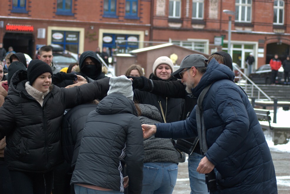 Matura zbliża się nieubłaganie. We wtorek, 31 stycznia 2023 roku, tegoroczni maturzyści zatańczyli na rynku w Rudzie Śląskiej-Nowym Bytomiu poloneza. Wydarzenie zostało zorganizowane już po raz siódmy. Jego inicjatorką jest nauczycielka z II Liceum Ogólnokształcącego z Oddziałami Dwujęzycznymi im. G. Morcinka Mariola Mańka – Sgodzaj.