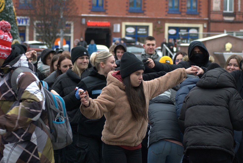 Matura zbliża się nieubłaganie. We wtorek, 31 stycznia 2023 roku, tegoroczni maturzyści zatańczyli na rynku w Rudzie Śląskiej-Nowym Bytomiu poloneza. Wydarzenie zostało zorganizowane już po raz siódmy. Jego inicjatorką jest nauczycielka z II Liceum Ogólnokształcącego z Oddziałami Dwujęzycznymi im. G. Morcinka Mariola Mańka – Sgodzaj.