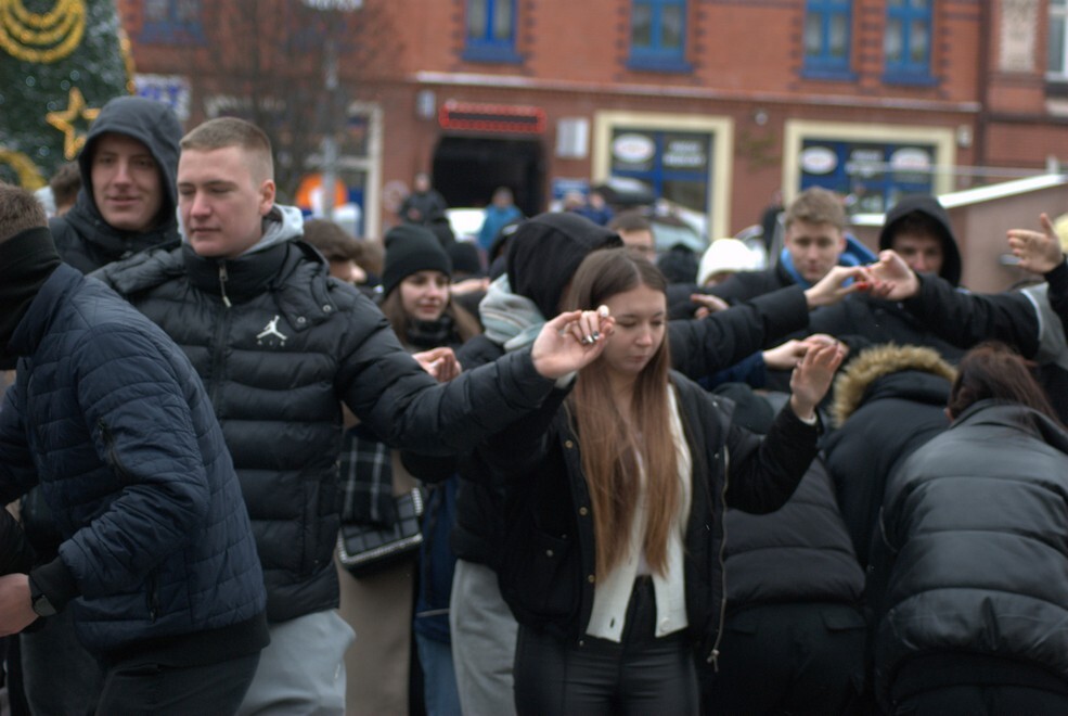 Matura zbliża się nieubłaganie. We wtorek, 31 stycznia 2023 roku, tegoroczni maturzyści zatańczyli na rynku w Rudzie Śląskiej-Nowym Bytomiu poloneza. Wydarzenie zostało zorganizowane już po raz siódmy. Jego inicjatorką jest nauczycielka z II Liceum Ogólnokształcącego z Oddziałami Dwujęzycznymi im. G. Morcinka Mariola Mańka – Sgodzaj.