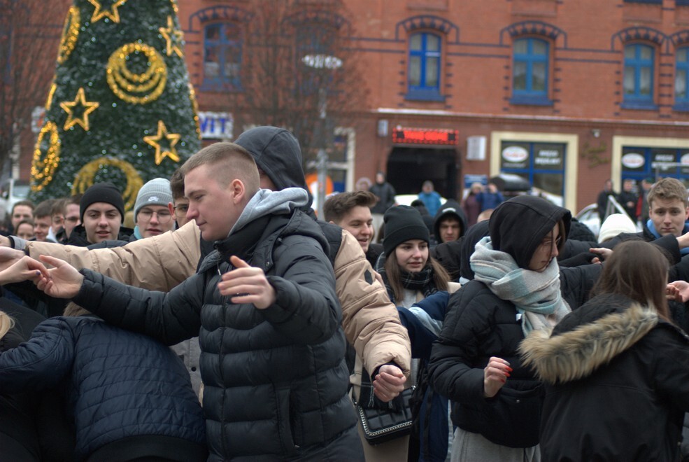 Matura zbliża się nieubłaganie. We wtorek, 31 stycznia 2023 roku, tegoroczni maturzyści zatańczyli na rynku w Rudzie Śląskiej-Nowym Bytomiu poloneza. Wydarzenie zostało zorganizowane już po raz siódmy. Jego inicjatorką jest nauczycielka z II Liceum Ogólnokształcącego z Oddziałami Dwujęzycznymi im. G. Morcinka Mariola Mańka – Sgodzaj.