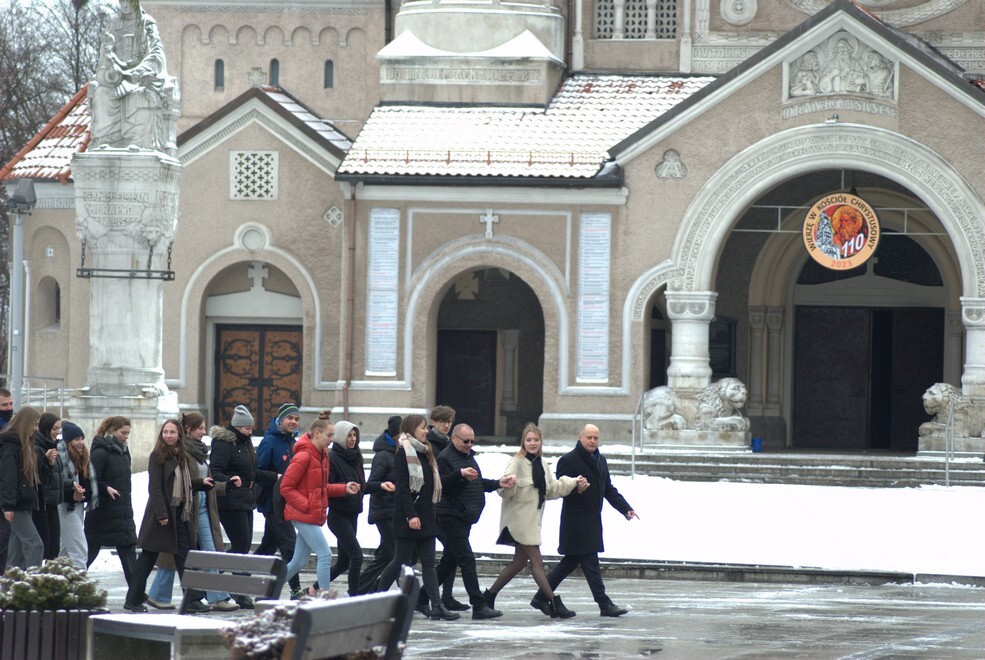 Matura zbliża się nieubłaganie. We wtorek, 31 stycznia 2023 roku, tegoroczni maturzyści zatańczyli na rynku w Rudzie Śląskiej-Nowym Bytomiu poloneza. Wydarzenie zostało zorganizowane już po raz siódmy. Jego inicjatorką jest nauczycielka z II Liceum Ogólnokształcącego z Oddziałami Dwujęzycznymi im. G. Morcinka Mariola Mańka – Sgodzaj.