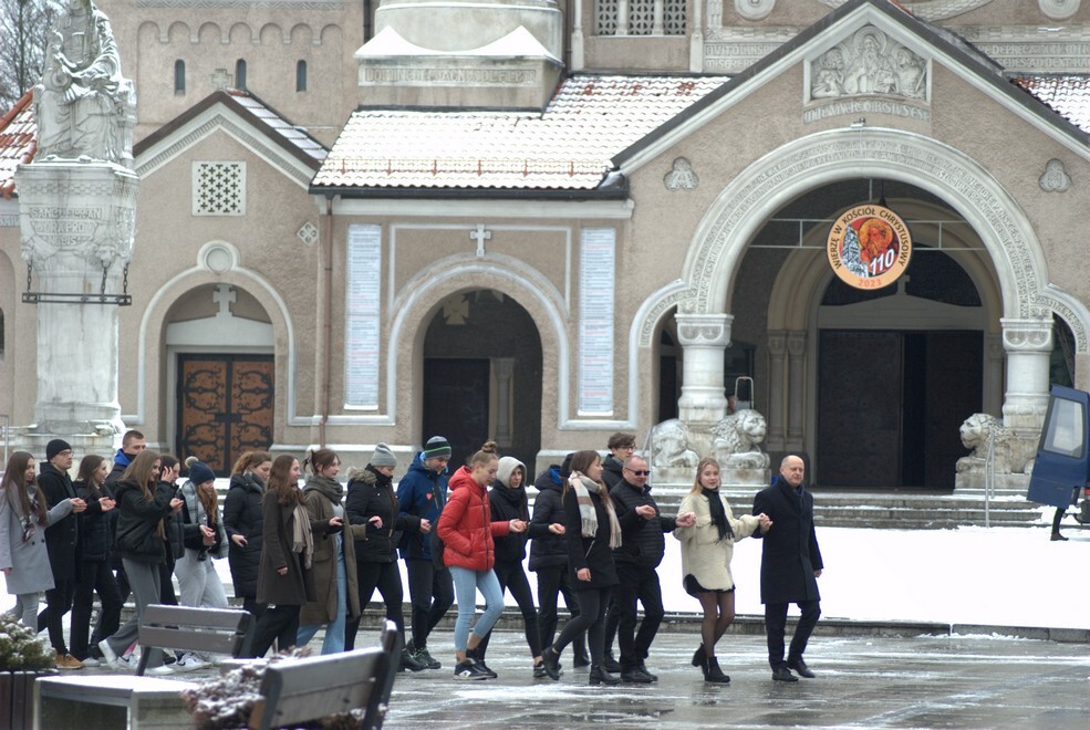 Matura zbliża się nieubłaganie. We wtorek, 31 stycznia 2023 roku, tegoroczni maturzyści zatańczyli na rynku w Rudzie Śląskiej-Nowym Bytomiu poloneza. Wydarzenie zostało zorganizowane już po raz siódmy. Jego inicjatorką jest nauczycielka z II Liceum Ogólnokształcącego z Oddziałami Dwujęzycznymi im. G. Morcinka Mariola Mańka – Sgodzaj.