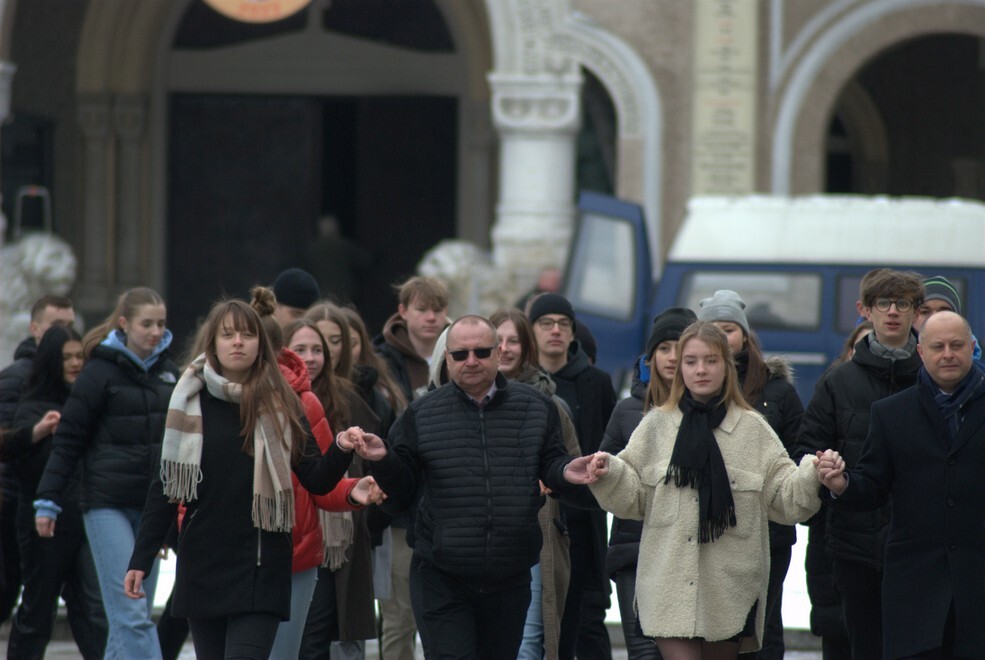 Matura zbliża się nieubłaganie. We wtorek, 31 stycznia 2023 roku, tegoroczni maturzyści zatańczyli na rynku w Rudzie Śląskiej-Nowym Bytomiu poloneza. Wydarzenie zostało zorganizowane już po raz siódmy. Jego inicjatorką jest nauczycielka z II Liceum Ogólnokształcącego z Oddziałami Dwujęzycznymi im. G. Morcinka Mariola Mańka – Sgodzaj.