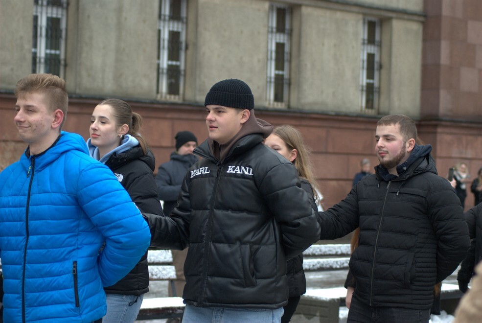 Matura zbliża się nieubłaganie. We wtorek, 31 stycznia 2023 roku, tegoroczni maturzyści zatańczyli na rynku w Rudzie Śląskiej-Nowym Bytomiu poloneza. Wydarzenie zostało zorganizowane już po raz siódmy. Jego inicjatorką jest nauczycielka z II Liceum Ogólnokształcącego z Oddziałami Dwujęzycznymi im. G. Morcinka Mariola Mańka – Sgodzaj.