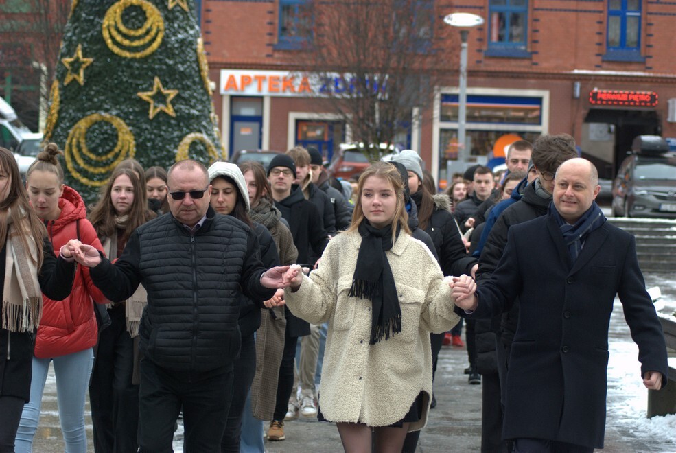 Matura zbliża się nieubłaganie. We wtorek, 31 stycznia 2023 roku, tegoroczni maturzyści zatańczyli na rynku w Rudzie Śląskiej-Nowym Bytomiu poloneza. Wydarzenie zostało zorganizowane już po raz siódmy. Jego inicjatorką jest nauczycielka z II Liceum Ogólnokształcącego z Oddziałami Dwujęzycznymi im. G. Morcinka Mariola Mańka – Sgodzaj.