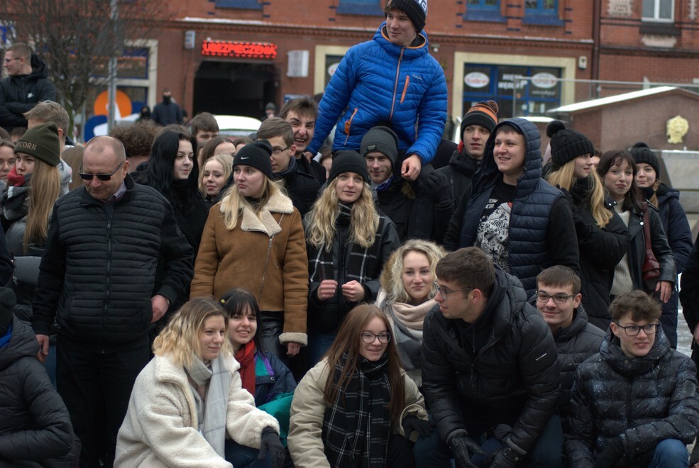 Matura zbliża się nieubłaganie. We wtorek, 31 stycznia 2023 roku, tegoroczni maturzyści zatańczyli na rynku w Rudzie Śląskiej-Nowym Bytomiu poloneza. Wydarzenie zostało zorganizowane już po raz siódmy. Jego inicjatorką jest nauczycielka z II Liceum Ogólnokształcącego z Oddziałami Dwujęzycznymi im. G. Morcinka Mariola Mańka – Sgodzaj.