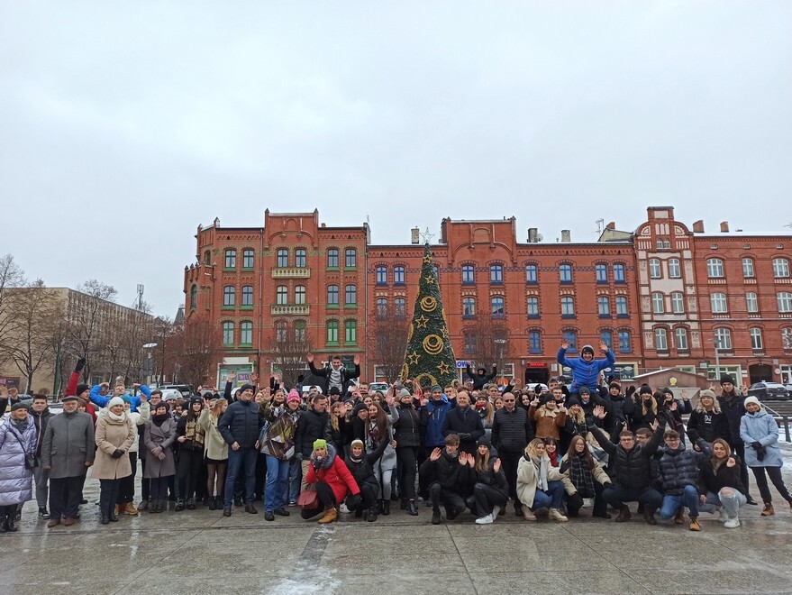 Matura zbliża się nieubłaganie. We wtorek, 31 stycznia 2023 roku, tegoroczni maturzyści zatańczyli na rynku w Rudzie Śląskiej-Nowym Bytomiu poloneza. Wydarzenie zostało zorganizowane już po raz siódmy. Jego inicjatorką jest nauczycielka z II Liceum Ogólnokształcącego z Oddziałami Dwujęzycznymi im. G. Morcinka Mariola Mańka – Sgodzaj.