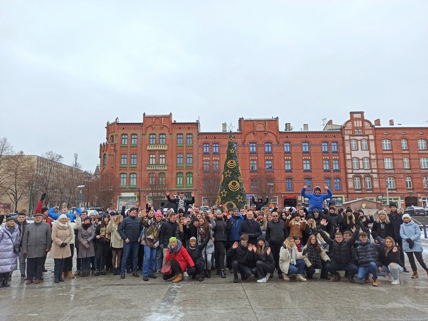 Matura zbliża się nieubłaganie. We wtorek, 31 stycznia 2023 roku, tegoroczni maturzyści zatańczyli na rynku w Rudzie Śląskiej-Nowym Bytomiu poloneza. Wydarzenie zostało zorganizowane już po raz siódmy. Jego inicjatorką jest nauczycielka z II Liceum Ogólnokształcącego z Oddziałami Dwujęzycznymi im. G. Morcinka Mariola Mańka – Sgodzaj.