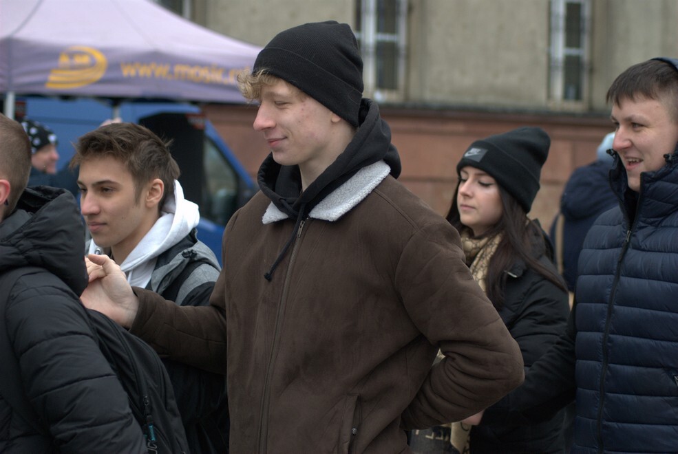 Matura zbliża się nieubłaganie. We wtorek, 31 stycznia 2023 roku, tegoroczni maturzyści zatańczyli na rynku w Rudzie Śląskiej-Nowym Bytomiu poloneza. Wydarzenie zostało zorganizowane już po raz siódmy. Jego inicjatorką jest nauczycielka z II Liceum Ogólnokształcącego z Oddziałami Dwujęzycznymi im. G. Morcinka Mariola Mańka – Sgodzaj.