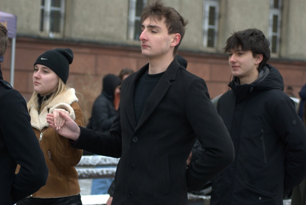 Matura zbliża się nieubłaganie. We wtorek, 31 stycznia 2023 roku, tegoroczni maturzyści zatańczyli na rynku w Rudzie Śląskiej-Nowym Bytomiu poloneza. Wydarzenie zostało zorganizowane już po raz siódmy. Jego inicjatorką jest nauczycielka z II Liceum Ogólnokształcącego z Oddziałami Dwujęzycznymi im. G. Morcinka Mariola Mańka – Sgodzaj.