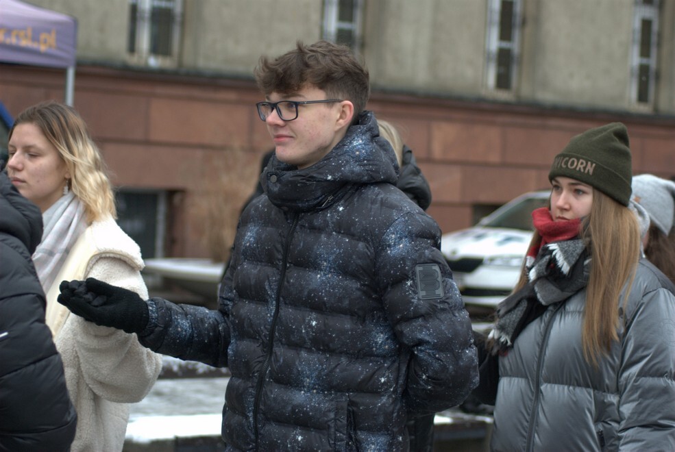 Matura zbliża się nieubłaganie. We wtorek, 31 stycznia 2023 roku, tegoroczni maturzyści zatańczyli na rynku w Rudzie Śląskiej-Nowym Bytomiu poloneza. Wydarzenie zostało zorganizowane już po raz siódmy. Jego inicjatorką jest nauczycielka z II Liceum Ogólnokształcącego z Oddziałami Dwujęzycznymi im. G. Morcinka Mariola Mańka – Sgodzaj.