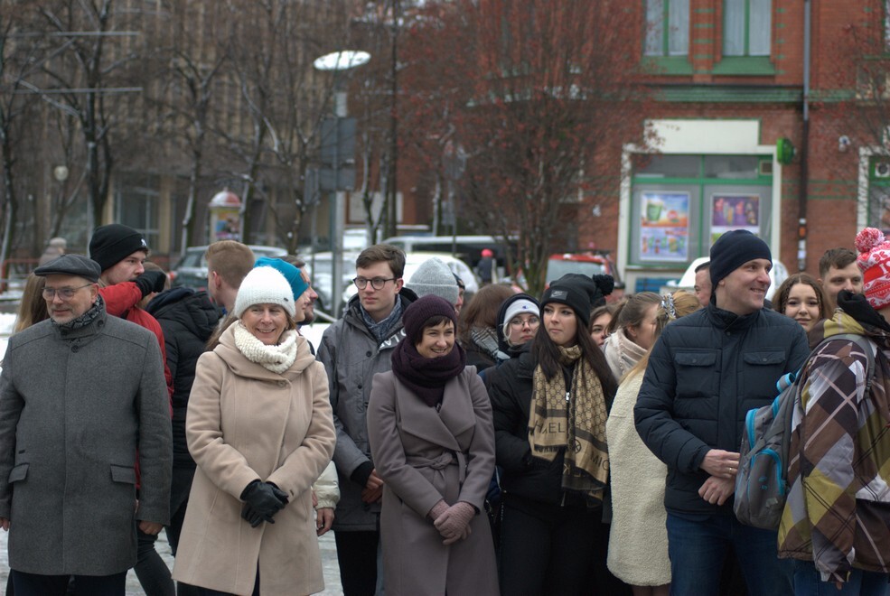 Matura zbliża się nieubłaganie. We wtorek, 31 stycznia 2023 roku, tegoroczni maturzyści zatańczyli na rynku w Rudzie Śląskiej-Nowym Bytomiu poloneza. Wydarzenie zostało zorganizowane już po raz siódmy. Jego inicjatorką jest nauczycielka z II Liceum Ogólnokształcącego z Oddziałami Dwujęzycznymi im. G. Morcinka Mariola Mańka – Sgodzaj.