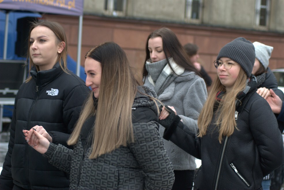 Matura zbliża się nieubłaganie. We wtorek, 31 stycznia 2023 roku, tegoroczni maturzyści zatańczyli na rynku w Rudzie Śląskiej-Nowym Bytomiu poloneza. Wydarzenie zostało zorganizowane już po raz siódmy. Jego inicjatorką jest nauczycielka z II Liceum Ogólnokształcącego z Oddziałami Dwujęzycznymi im. G. Morcinka Mariola Mańka – Sgodzaj.