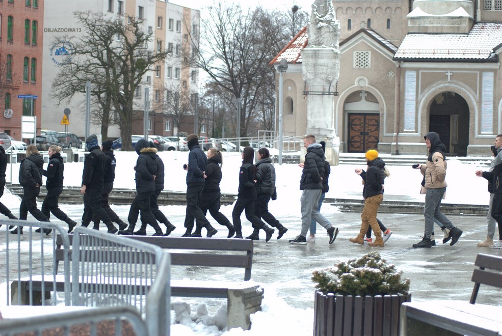 Matura zbliża się nieubłaganie. We wtorek, 31 stycznia 2023 roku, tegoroczni maturzyści zatańczyli na rynku w Rudzie Śląskiej-Nowym Bytomiu poloneza. Wydarzenie zostało zorganizowane już po raz siódmy. Jego inicjatorką jest nauczycielka z II Liceum Ogólnokształcącego z Oddziałami Dwujęzycznymi im. G. Morcinka Mariola Mańka – Sgodzaj.
