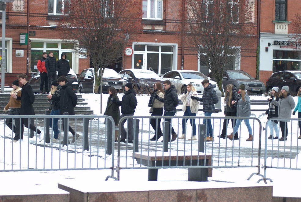 Matura zbliża się nieubłaganie. We wtorek, 31 stycznia 2023 roku, tegoroczni maturzyści zatańczyli na rynku w Rudzie Śląskiej-Nowym Bytomiu poloneza. Wydarzenie zostało zorganizowane już po raz siódmy. Jego inicjatorką jest nauczycielka z II Liceum Ogólnokształcącego z Oddziałami Dwujęzycznymi im. G. Morcinka Mariola Mańka – Sgodzaj.