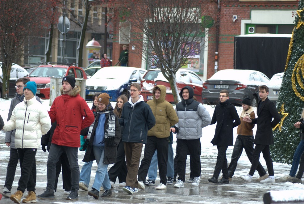 Matura zbliża się nieubłaganie. We wtorek, 31 stycznia 2023 roku, tegoroczni maturzyści zatańczyli na rynku w Rudzie Śląskiej-Nowym Bytomiu poloneza. Wydarzenie zostało zorganizowane już po raz siódmy. Jego inicjatorką jest nauczycielka z II Liceum Ogólnokształcącego z Oddziałami Dwujęzycznymi im. G. Morcinka Mariola Mańka – Sgodzaj.