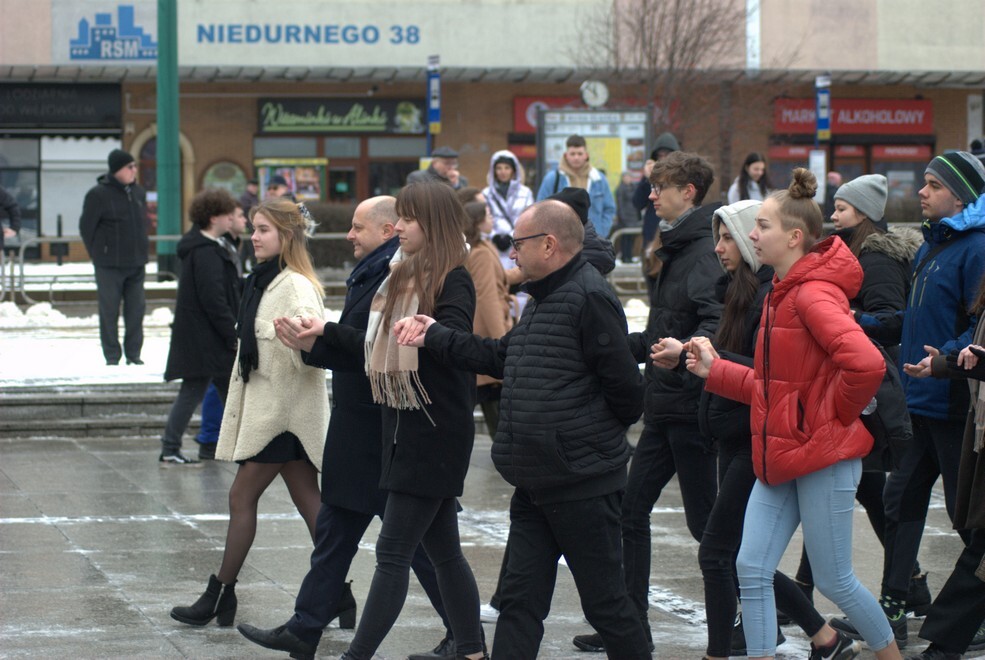 Matura zbliża się nieubłaganie. We wtorek, 31 stycznia 2023 roku, tegoroczni maturzyści zatańczyli na rynku w Rudzie Śląskiej-Nowym Bytomiu poloneza. Wydarzenie zostało zorganizowane już po raz siódmy. Jego inicjatorką jest nauczycielka z II Liceum Ogólnokształcącego z Oddziałami Dwujęzycznymi im. G. Morcinka Mariola Mańka – Sgodzaj.