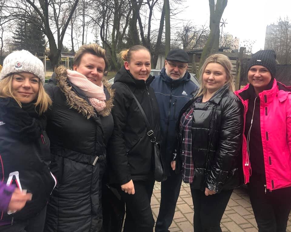Mieszkańcy Rudy Śląskiej wspólnymi siłami chcą pomóc 23 osobom, które straciły dach nad głową w ubiegłotygodniowym pożarze. Trwa wielka zbiórka ubrań, przyborów szkolnych, środków higienicznych i jedzenia.