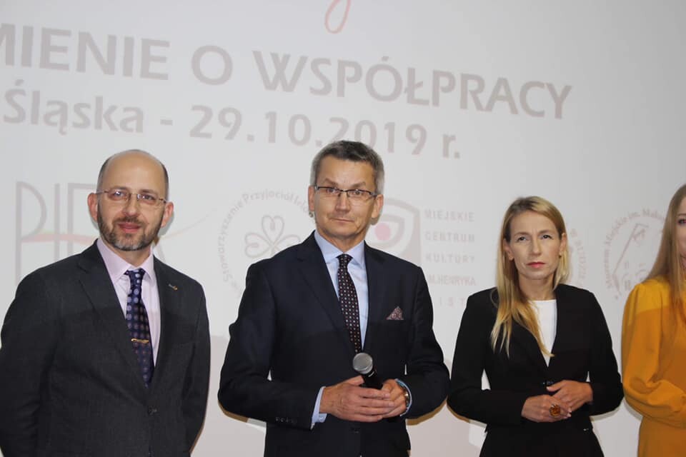 Pięć instytucji, w tym cztery rudzkie i jedna irlandzka, formalnie połączy siły przy organizacji kolejnych Festiwali Polska Éire. Działaniom tym będzie patronować Miasto Ruda Śląska. Dziś podpisano porozumienie w tej sprawie.