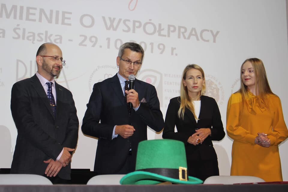 Pięć instytucji, w tym cztery rudzkie i jedna irlandzka, formalnie połączy siły przy organizacji kolejnych Festiwali Polska Éire. Działaniom tym będzie patronować Miasto Ruda Śląska. Dziś podpisano porozumienie w tej sprawie.
