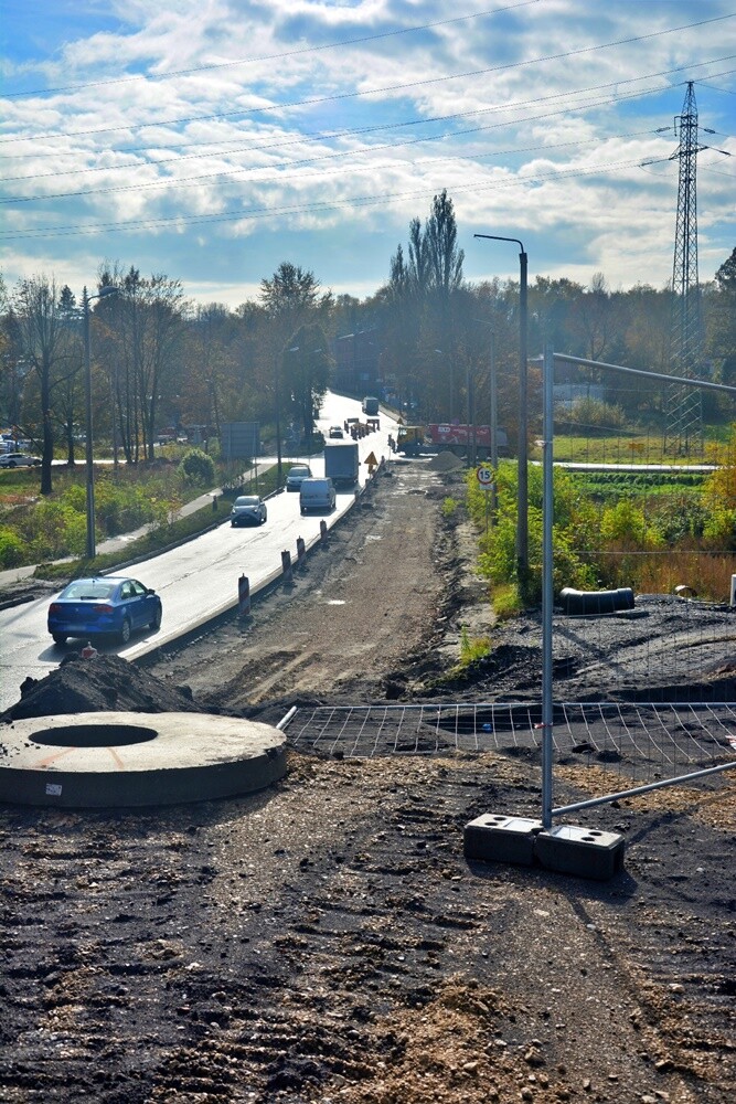 Realizowana właśnie inwestycja to przedostatni odcinek trasy N-S, łączącej Drogową Trasę Średnicową z autostradą A4. Będzie przebiegał od ul. Kokota do łącznika z autostradą w ciągu ul. 1 Maja. To duża i kosztowna inwestycja, która została podzielona na dwa zadania. Zobaczcie postęp prac!

fot. Jacek Knapik