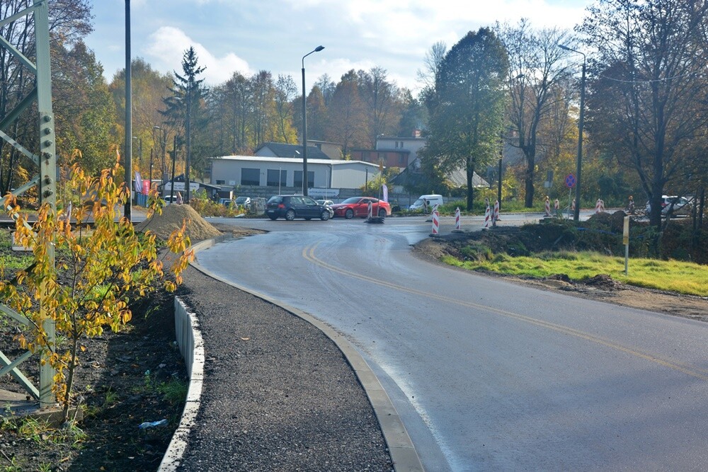 Realizowana właśnie inwestycja to przedostatni odcinek trasy N-S, łączącej Drogową Trasę Średnicową z autostradą A4. Będzie przebiegał od ul. Kokota do łącznika z autostradą w ciągu ul. 1 Maja. To duża i kosztowna inwestycja, która została podzielona na dwa zadania. Zobaczcie postęp prac!

fot. Jacek Knapik